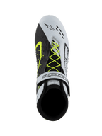 Scarpe Alpinestars Tech-1 KX V3, scarpe da karting FIA, nero, bianco e giallo fluo, vista dall'alto con sistema di allacciatura asimmetrico giallo neon, cinturino alla caviglia in velcro bianco e perforazioni tagliate al laser sulla punta