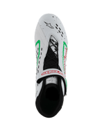 Scarpe Alpinestars Tech-1 KX V3, scarpe da kart omologate FIA, bianco con accenti verdi e rossi, vista dall'alto che mostra l'allacciatura asimmetrica, cinturino regolabile con logo rosso e perforazioni tagliate al laser sulla punta.