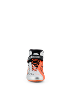 Scarpe Alpinestars Tech-1 KX V3, scarpe da karting, nero, argento e arancione fluo, vista frontale, tomaia argento e arancione fluorescente, lacci arancioni asimmetrici, cinturino alla caviglia nero con logo bianco, calzatura da corsa certificata FIA