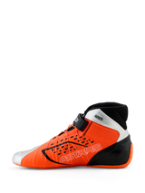 Scarpe Alpinestars Tech-1 KX V3, scarpe da karting, arancione fluo, nero e argento, vista di profilo laterale, con logo ASTARS sul lato, cinturino regolabile sulla caviglia e design aerodinamico per corse professionali