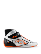Scarpe Alpinestars Tech-1 KX V3, scarpe da karting, argento, nero e arancione fluo, vista laterale con costruzione termosaldata senza cuciture, allacciatura asimmetrica arancione, vistoso logo Astar arancione sul lato e suola sottile in gomma arancione fluo