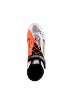 Alpinestars Tech-1 KX V3 Shoes - FIA, scarpe da karting, nero, argento e arancione fluo, vista dall'alto con allacciatura asimmetrica e lacci arancioni, cinturino in Velcro con logo e traforature laser traspiranti sulla punta argentata.