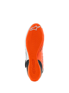 Scarpe Alpinestars Tech-1 KX V3, vista della suola, gomma arancione fluo, battistrada a trama ondulata con logo bianco e branding in rilievo, progettate per il grip e la sensibilità sui pedali nel karting