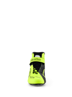 Scarpe Alpinestars Tech-1 KX V3, scarpe da karting, nero e giallo fluo, vista frontale che mostra il sistema di allacciatura asimmetrico e il cinturino regolabile sulla caviglia con logo Alpinestars, design leggero per prestazioni da corsa certificate FIA