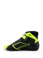 Scarpe da kart Alpinestars Tech-1 KX V3, nero e giallo fluo, vista laterale con costruzione termosaldata senza cuciture, perforazioni tagliate al laser, accenti giallo fluo con marchio ASTARS e cinturino regolabile sulla caviglia, design motorsport elegante