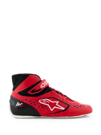 Scarpe da karting Alpinestars Tech-1 KX V3, rosso e nero, vista laterale con grande logo Alpinestars bianco, sistema di allacciatura asimmetrico, cinturino in velcro sulla caviglia e design leggero senza cuciture per prestazioni motorsport