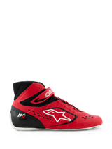 Scarpe da karting Alpinestars Tech-1 KX V3, rosso e nero, vista laterale con grande logo Alpinestars bianco, sistema di allacciatura asimmetrico, cinturino in velcro sulla caviglia e design leggero senza cuciture per prestazioni motorsport