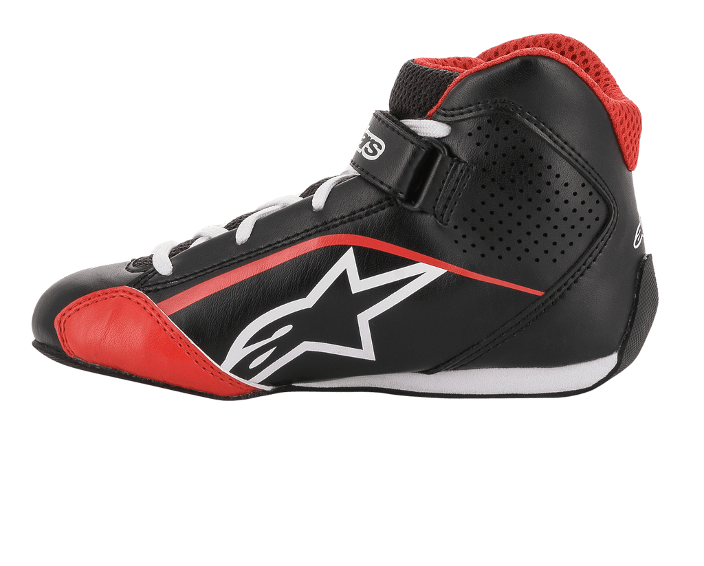 Alpinestars Youth Tech-1 K Shoes, calzature da karting, nero, bianco e rosso, profilo laterale con logo a stella bianco, colletto in mesh rosso, lacci bianchi e cinturino alla caviglia, design leggero in microfibra e mesh per le corse