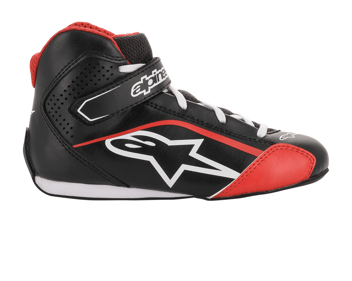 Scarpe Alpinestars Tech-1 K Ragazzo, scarpe da karting, nero, bianco e rosso, profilo laterale con struttura in microfibra, logo Alpinestars bianco, cinturino a strappo sulla caviglia e pannelli laterali traforati per la ventilazione.