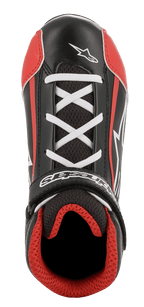 Scarpe Alpinestars Youth Tech-1 K, scarpe da karting, nero bianco e rosso, vista dall'alto che mostra lacci bianchi incrociati, cinturino a strappo nero con logo, fodera in rete 3D rossa, costruzione in microfibra resistente e mesh