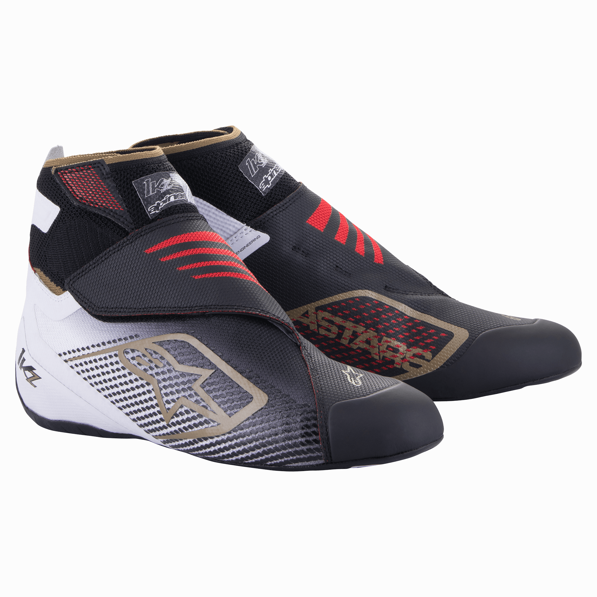 Scarpe Alpinestars Tech-1 KZ V2, scarpe da karting racing, nero, bianco e oro con accenti rossi, con tomaia in maglia senza cuciture e doppia chiusura a cinturino, punta protettiva, dettagli del logo a stella dorato, supporto elevato alla caviglia per prestazioni di precisione nel karting