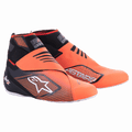 Scarpe Alpinestars Tech-1 KZ V2, scarpe da karting, nero e arancione fluo, design a collo alto con tomaia in maglia e logo Astars bianco, pannelli in mesh nero, sovrapposizioni testurizzate, suole bianche sottili, doppia chiusura a strappo, calzature aerodinamiche ad alte prestazioni