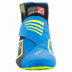 Scarpe Alpinestars Tech-1 KZ V2, scarpe da karting, nero, blu e giallo fluo, vista frontale che mostra la tomaia in maglia senza cuciture, cinturino blu vivace con dettagli gialli e colletto nero sulla caviglia
