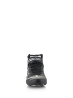 Alpinestars Tech-1 Z V3 Shoes FIA, scarpe da corsa auto, nero e argento, vista frontale con sistema di allacciatura rapida e logo Alpinestars sul cinturino, elegante struttura in pelle bovina per prestazioni professionali nel motorsport