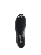 Alpinestars Tech-1 Z V3 Shoes FIA, vista della suola della scarpa da corsa Nero Argento, con suola esterna in gomma sottile derivata dalla F1 e battistrada asimmetrico, logo Astar e scritta Alpinestars bianchi