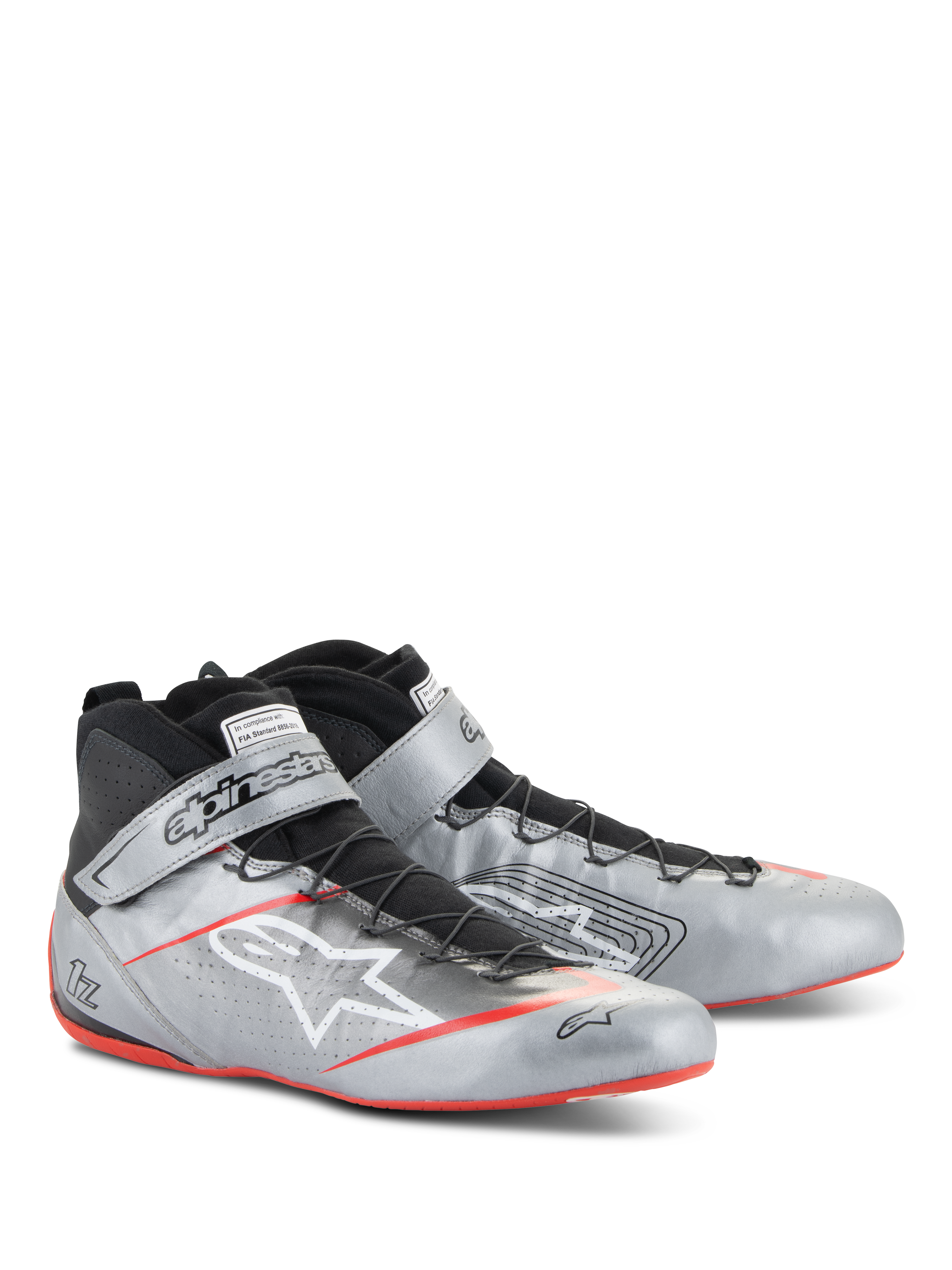 Alpinestars Scarpe Tech-1 Z V3 FIA, scarpe per corse automobilistiche, argento scuro con dettagli neri e rossi, tomaia in pelle argento metallizzato con sistema di allacciatura rapida nero, cinturino alla caviglia logato e suola sottile con dettagli rossi.