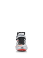 Alpinestars Tech-1 Z V3 Shoes FIA, scarpe auto, argento scuro, nero e rosso, vista frontale con tomaia in pelle argento metallizzato, sistema di allacciatura rapida nero, dettagli rossi sulla punta, marchio Alpinestars sul cinturino alla caviglia ed etichetta di omologazione FIA sulla linguetta