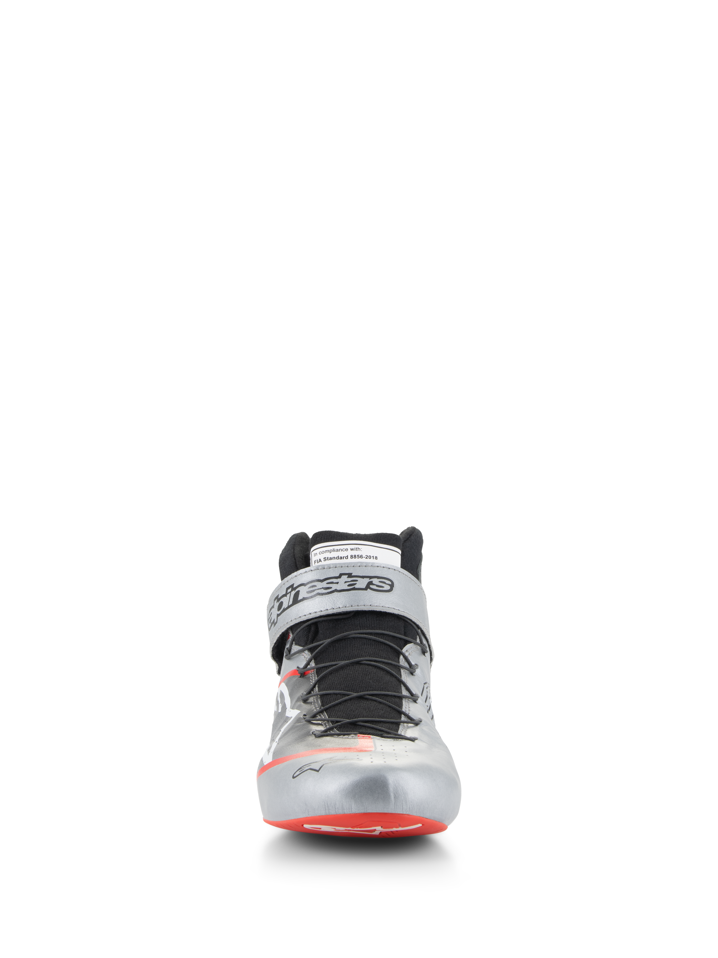 Alpinestars Tech-1 Z V3 Shoes FIA, scarpe auto, argento scuro, nero e rosso, vista frontale con tomaia in pelle argento metallizzato, sistema di allacciatura rapida nero, dettagli rossi sulla punta, marchio Alpinestars sul cinturino alla caviglia ed etichetta di omologazione FIA sulla linguetta