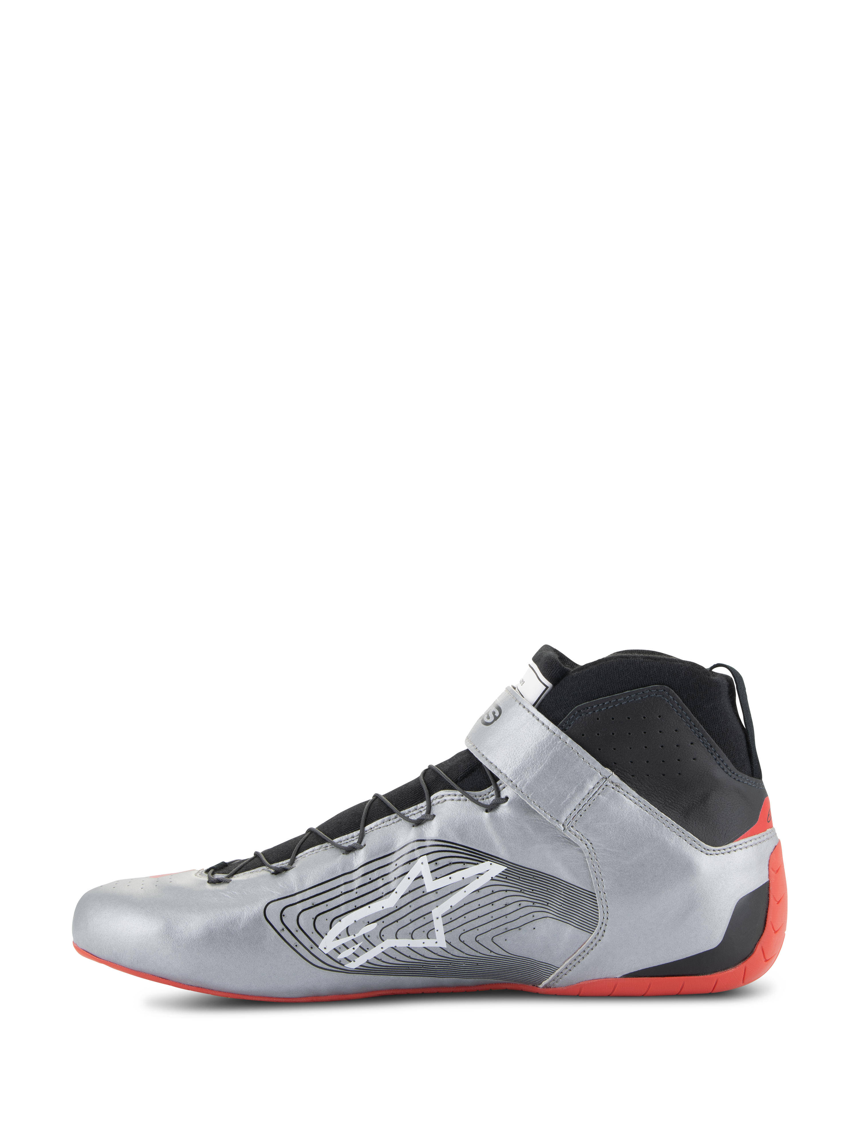 Scarpe Alpinestars Tech-1 Z V3 FIA, scarpe da corsa automobilistica, argento scuro, nero e rosso, profilo laterale di una scarpa da guida professionale, tomaia in pelle argento metallizzato con colletto in maglia nera, logo Alpinestars bianco e sottile suola in gomma rossa