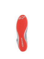 Alpinestars Tech-1 Z V3 Shoes FIA, scarpe da auto, Argento Scuro Nero Rosso, vista dal basso che mostra la suola in gomma rosso brillante con loghi Alpinestars bianchi, battistrada asimmetrico testurizzato per l'aderenza, dettagli in pelle argento sul lato