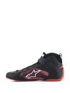 Alpinestars Tech-1 Z V3 Shoes FIA, scarpe auto, nero e rosso, vista di profilo, struttura in pelle premium con contrafforte del tallone rosso, logo Astars bianco con grafica lineare rossa, cinturino alla caviglia e lacci sottili