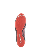 Alpinestars Tech-1 Z V3 Shoes FIA, vista inferiore della suola, gomma testurizzata rosso vivace, battistrada asimmetrico per elevata aderenza e sensibilità sui pedali, logo e scritta Alpinestars bianchi