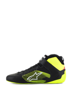 Scarpe Alpinestars Tech-1 Z V3 FIA, scarpe auto, nero e giallo fluo, vista laterale, tomaia in pelle premium con allacciatura rapida e cinturino alla caviglia, logo grafico giallo sul lato, accenti giallo fluo su tallone e colletto