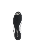 Alpinestars Tech-1 Z V3 Shoes FIA, scarpe da auto, bianco e nero, vista dal basso che mostra la sottile suola in gomma derivata dalla F1 con battistrada asimmetrico, logo Alpinestars bianco sulla punta e branding sul tallone