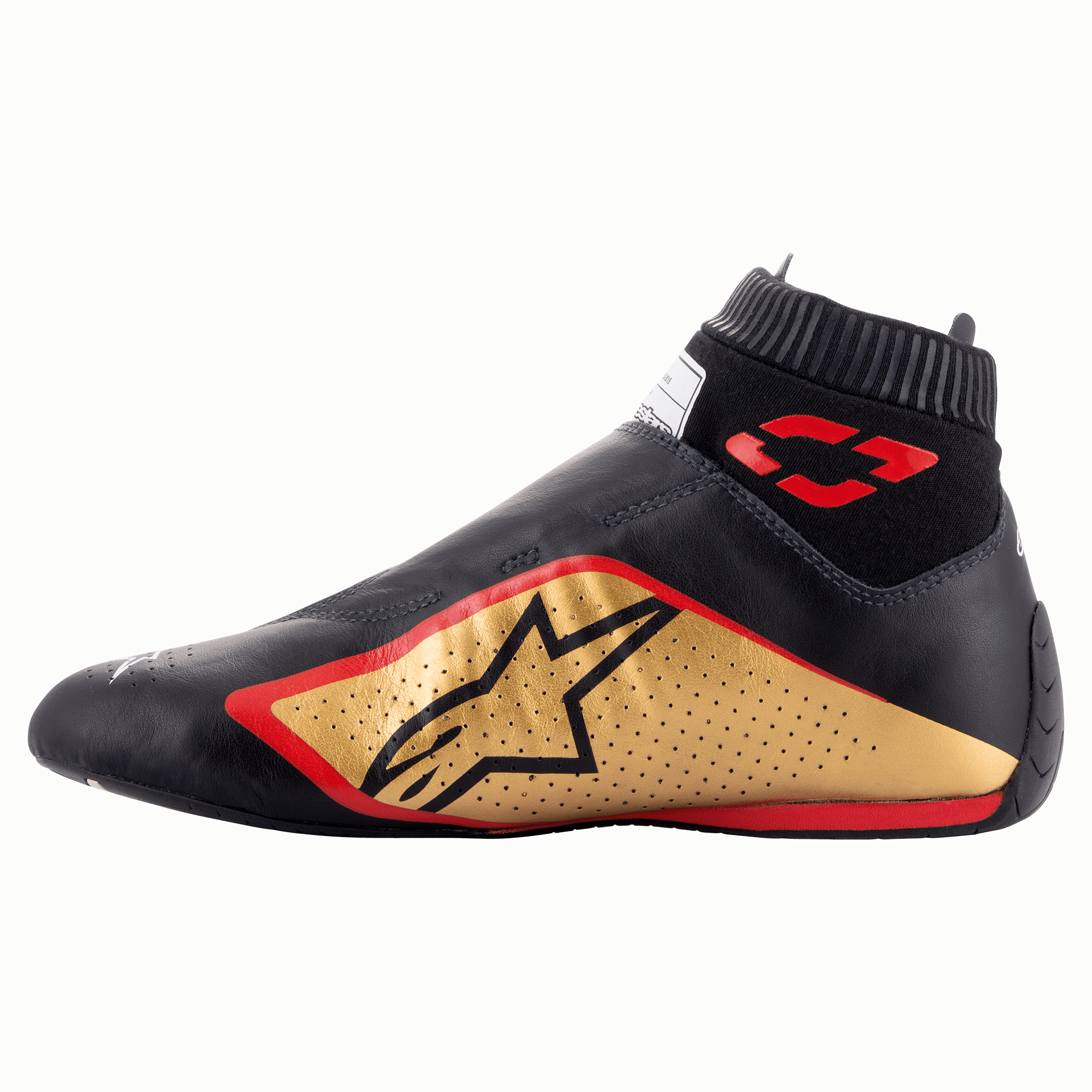 Scarpe Alpinestars Supermono V2 FIA, scarpe da corsa, nero, oro e rosso, vista di profilo caratterizzata da un'elegante costruzione in pelle monopezzo, pannello laterale oro con logo a stella nero, accenti rossi e colletto elastico a coste.