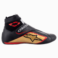 Alpinestars Supermono V2 Shoes FIA, scarpe da auto racing, nero oro e rosso, profilo laterale con costruzione in pelle e pannelli traforati, grande logo a stella dorato, colletto elastico ignifugo stile calzino e chiusura a strappo.