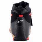 Scarpe Alpinestars Supermono V2 FIA, vista posteriore del tallone della scarpa da corsa, nero con logo a stella bianco e accenti rossi, con colletto ignifugo a coste e costruzione in pelle aerodinamica