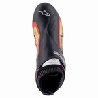 Scarpe Alpinestars Supermono V2 FIA, Nero Oro Rosso, vista dall'alto di scarpa da corsa ultra-leggera, pregiata pelle nera con dettagli laterali oro e rossi, zone traforate per la ventilazione e logo Alpinestars sulla punta