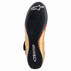 Scarpe Alpinestars Supermono V2 FIA, scarpe da corsa, nero, oro e rosso, vista dal basso che mostra la sottile suola in mescola di gomma con grip testurizzato, logo e marchio Alpinestars bianchi, tomaia in pelle oro con accenti rossi