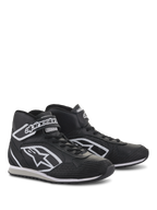 Scarpe Alpinestars Radar, calzature professionali per pit-crew, nero e bianco, costruzione in pelle con zone di raffreddamento traforate, logo Astars bianco laterale e cinturino regolabile alla caviglia con marchio, suola in gomma resistente per l'uso in officina