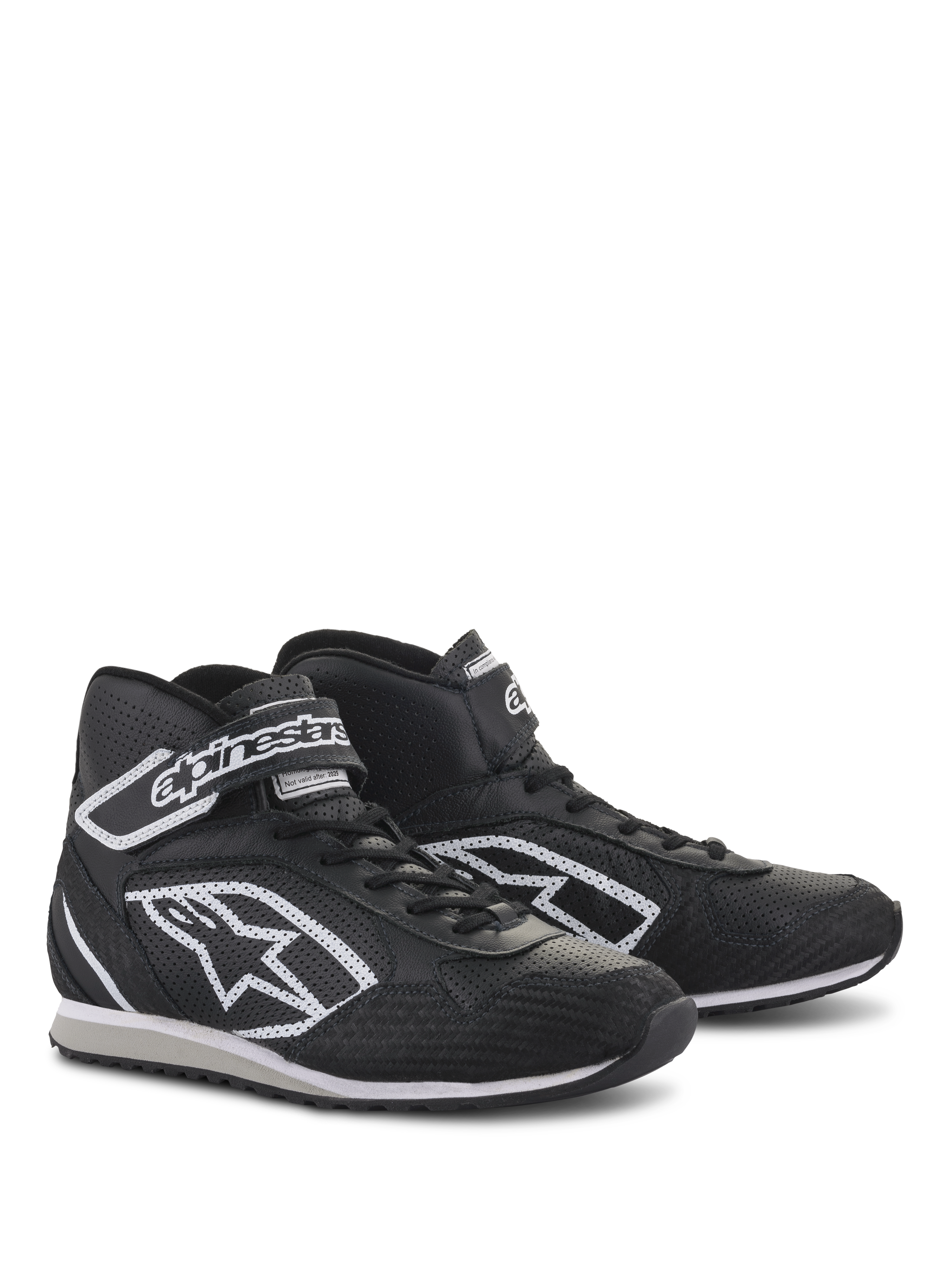 Scarpe Alpinestars Radar, calzature professionali per pit-crew, nero e bianco, costruzione in pelle con zone di raffreddamento traforate, logo Astars bianco laterale e cinturino regolabile alla caviglia con marchio, suola in gomma resistente per l'uso in officina