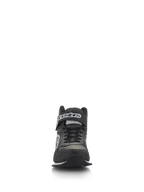 Scarpe Alpinestars Radar, scarpe per pit crew auto racing, nero e bianco, vista frontale con lacci neri e cinturino alla caviglia a strappo con logo bianco, tomaia in pelle traforata con punta rinforzata, calzature professionali per pit crew