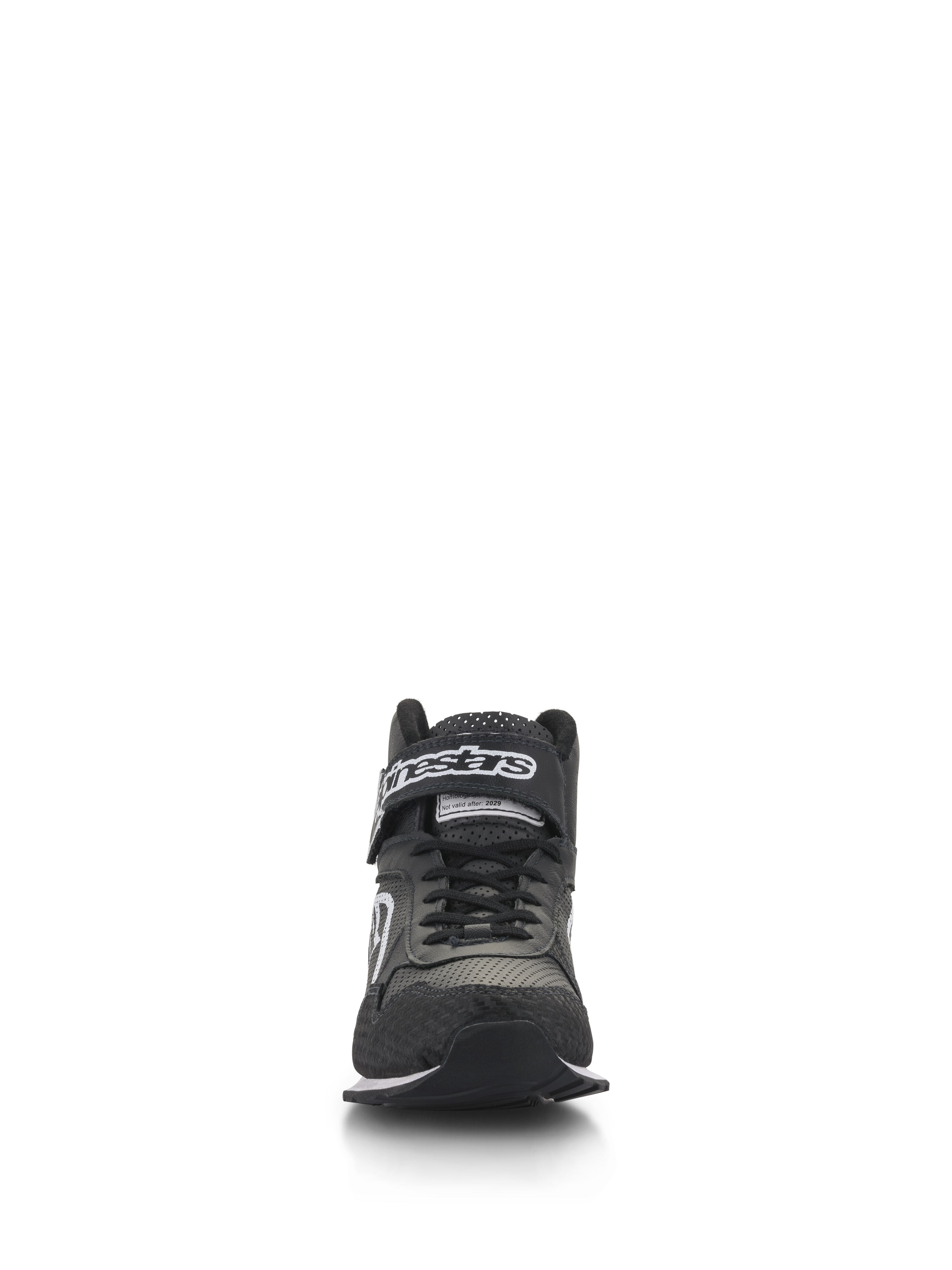 Scarpe Alpinestars Radar, scarpe per pit crew auto racing, nero e bianco, vista frontale con lacci neri e cinturino alla caviglia a strappo con logo bianco, tomaia in pelle traforata con punta rinforzata, calzature professionali per pit crew