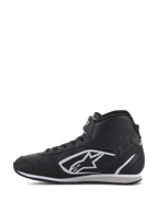 Scarpe Alpinestars Radar, scarpe per meccanici pit crew auto racing, nero e bianco, profilo high-top con tomaia in pelle traforata, iconico logo A-star bianco sul lato e cinturino alla caviglia a strappo regolabile