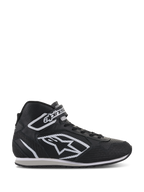 Scarpe Alpinestars Radar, calzature professionali per pit crew da corsa, nero e bianco, tomaia in pelle traforata con grande logo a stella bianco, design alto con cinturino in velcro sulla caviglia e lacci, stile resistente ispirato al motorsport