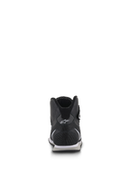 Scarpe Alpinestars Radar, calzature per personale dei box auto racing, nero e bianco, vista posteriore che mette in risalto il tallone rinforzato in pelle carbonio con logo Astars bianco, pannelli in pelle traforata e colletto ergonomico a taglio basso