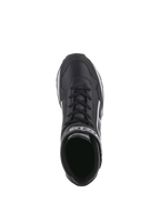 Scarpe Alpinestars Radar, scarpe da pit crew per gare automobilistiche, nero e bianco, vista dall'alto che mette in evidenza la tomaia in pelle traforata, sistema di doppia chiusura con lacci e cinturino a strappo, logo Alpinestars bianco, design resistente per pit stop professionali