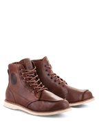 Scarpe Alpinestars Oscar Monty V2, stivali da moto in pelle marrone, design con punta a mocassino d'ispirazione heritage e suola a zeppa bianco sporco, robusta costruzione in pelle bovina per guida urbana e su strada