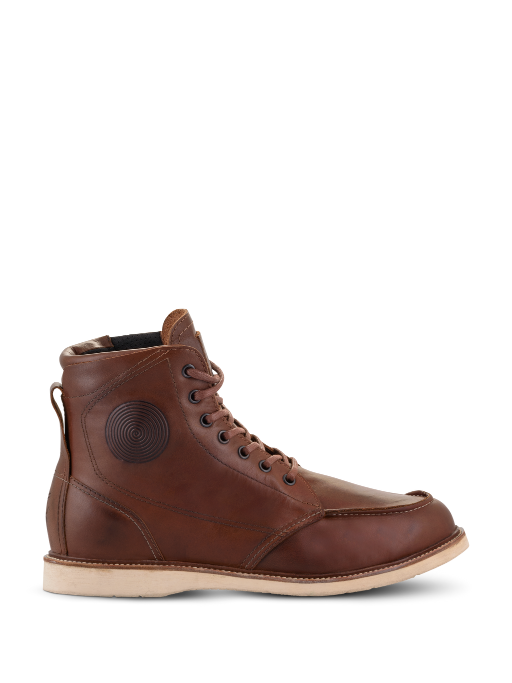 Alpinestars Oscar Monty V2 Shoes, stivali da moto in pelle marrone, suola a zeppa bianca, punta a mocassino, dettaglio circolare in rilievo sulla caviglia, calzature heritage per guida urbana