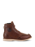 Alpinestars Oscar Monty V2 Shoes, stivali da moto in pelle marrone, suola a zeppa bianca, punta a mocassino, dettaglio circolare in rilievo sulla caviglia, calzature heritage per guida urbana