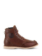 Alpinestars Oscar Monty V2 Shoes, stivali da moto in pelle marrone, suola a zeppa bianca, punta a mocassino, dettaglio circolare in rilievo sulla caviglia, calzature heritage per guida urbana