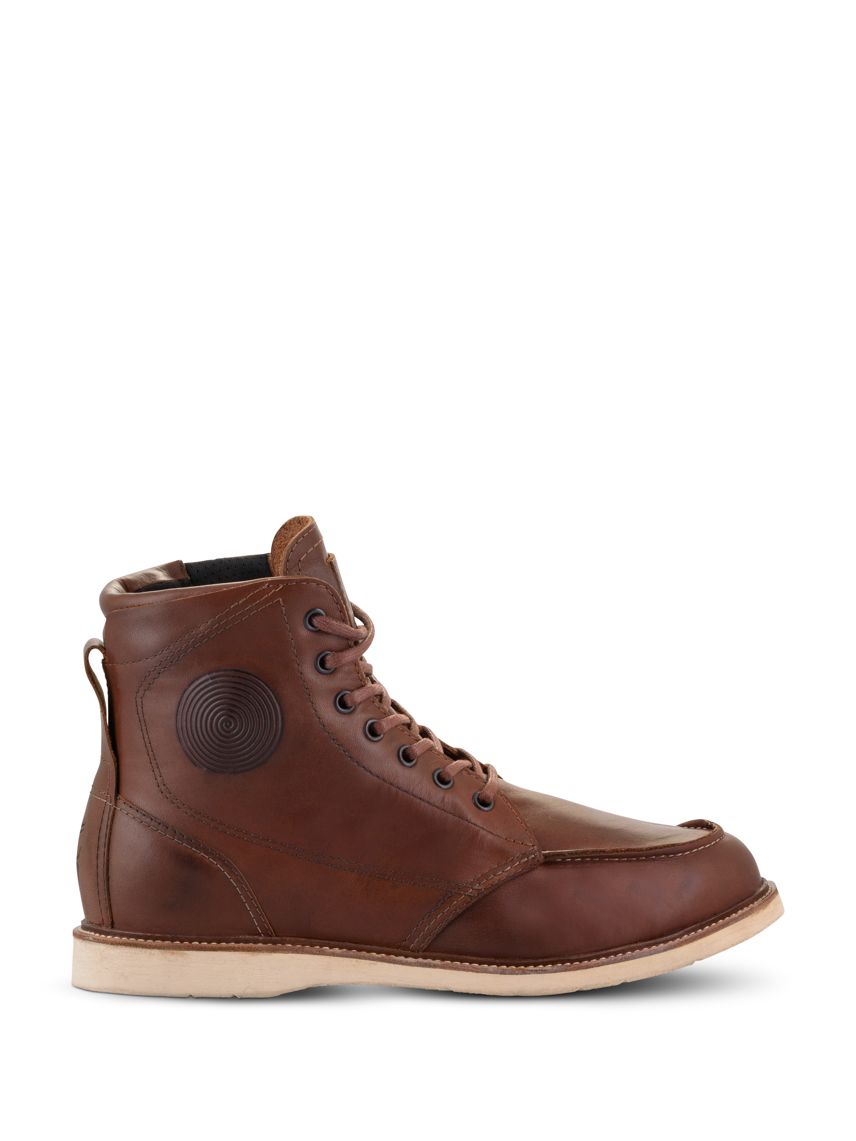 Alpinestars Oscar Monty V2 Shoes, stivali da moto in pelle marrone, suola a zeppa bianca, punta a mocassino, dettaglio circolare in rilievo sulla caviglia, calzature heritage per guida urbana