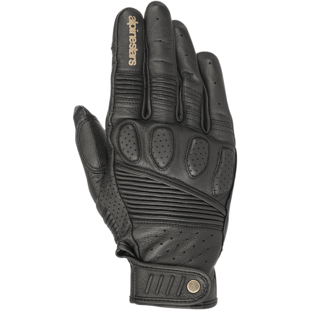Guanti Alpinestars Crazy Eight, guanti da moto in pelle nera, caratterizzati da pannelli elasticizzati a soffietto sulle dita e sul dorso, imbottitura traforata sulle nocche, logo Alpinestars color tan sul dito indice e cinturino regolabile a strappo sul polso con dettaglio del logo circolare.