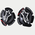 Slider per ginocchia Alpinestars GP Pro, nero, con logo a stella Alpinestars bianco, scritta 'one goal. one vision.' sui bordi, striscia rossa sulle ali testurizzate, mescola polimerica anatomica per abbigliamento da gara motociclistica