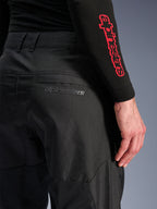 Alpinestars C-1 Air Pants, pantaloni da moto in tessuto nero, vista ravvicinata della tasca posteriore con un discreto logo Alpinestars grigio, con pannelli in rete traspirante e poly-tessuto resistente, progettati per il comfort nella guida urbana