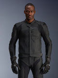 Alpinestars Dusk Airflow Leather Jacket, giacca da moto in pelle nera, pelle traforata con imbottiture protettive sulle spalle, design aderente, indossata con guanti protettivi neri coordinati
